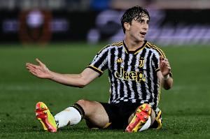 尤文官方：米雷蒂右大腿半腱肌轻度损伤，将在10-15天后复查