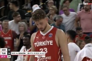 👀球迷转发申京欧锦赛转身丝滑暴扣！KD评论：与众不同！