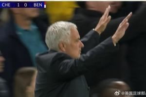 🎥恩佐罚角球时，穆里尼奥走过来告诉本菲卡球迷不要再扔东西