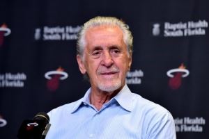 杨毅：莱利认为除了超级巨星都是普通球员 他把热火打造成斗兽场