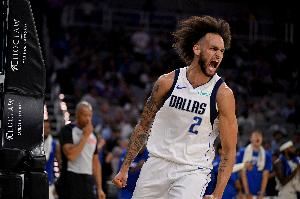 独行侠官方：球队执行中锋莱夫利26-27赛季球队选项