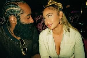 哈登撩妹：跟朋友要电话 早上8点连打5次还开视频 女友称他不会撩