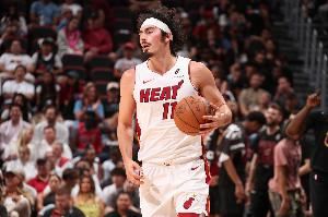 这也太高效了！哈克斯替补15分钟 6中5&8罚全中砍下20分！